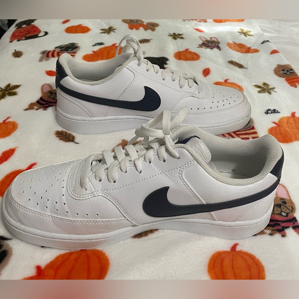 Nike White and Black Sneakers Size 9